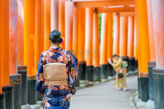 在京都FushimiInari神社红木托里门中身着日本和服的吉沙斯女孩穿日本和服同义词这实际上意味着一件要穿的东西走道伏见稻荷遗图片