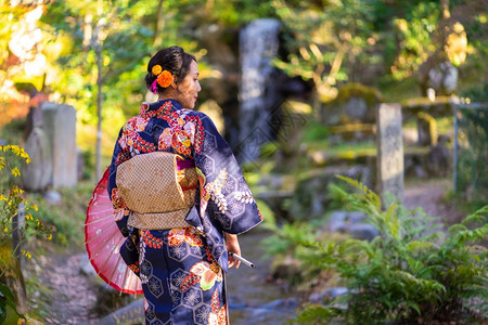 寺庙在京都FushimiInari神社红木托里门中身着日本和服的吉沙斯女孩穿日本和服同义词这实际上意味着一件要穿的东西遗产文化图片