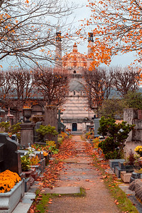 休息街道法国巴黎2019年月4日法国巴黎2019年月4日最著名的PereLachaise的秋天小巷景象关于各种著名人士的背景墓古图片