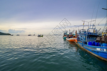 海岸渔民在泰国边城市很受欢迎的事业在泰国海边城市非常受欢迎美丽的轮廓图片
