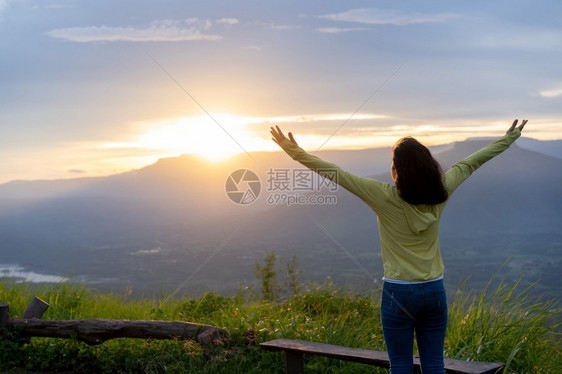 自由旅行者十几岁青少年在黄夕美丽的PhuPaPO或泰国的FujiLoei怀着举起的手站在蓝天边假期女士图片