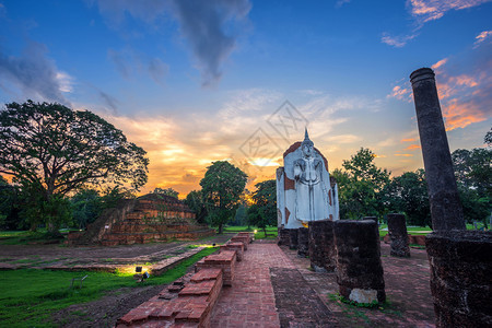 阴影日落时很美的古老白芽佛像是一座教寺庙在泰国菲特萨努洛克是一个主要旅游景点细节户外图片