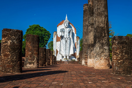 日落时很美的古老白芽佛像是一座教寺庙在泰国菲特萨努洛克是一个主要旅游景点城市细节亚洲人图片