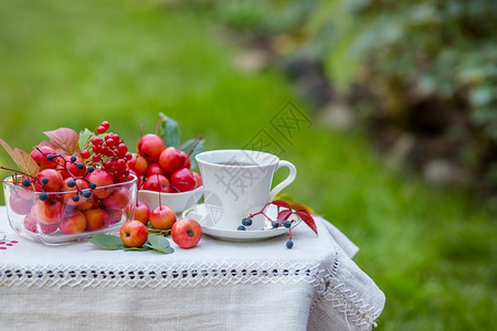 杯子食物甜的凉茶配柠檬和天堂苹果在白色木桌上的顶部视图绿色和黄的叶子红苹果花园里的茶柠檬和天堂苹果的凉茶图片