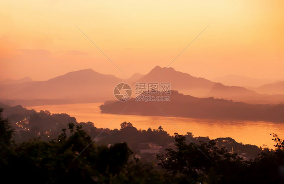 旅行户外亚洲Phousi高峰会世界遗产迹的宁静景点北老挝软体焦点所拍摄的湄公河和黄昏LuangPrabang镇的照片图片