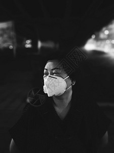 关心亚洲妇女使用面罩N95呼吸保护面罩对抗空气其烟雾PM25粉尘超过曼谷市的标准值在曼谷的公路交通中造成恶劣天气空污染而曼谷妇女图片