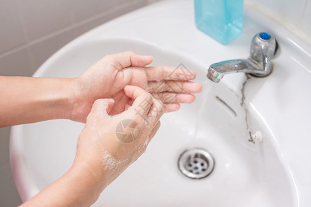 医疗的妇女用液肥皂洗手第6步用你的手指擦棕榈反对新科罗纳或疾Covid19抗菌个人卫生和保健概念感染浴室图片