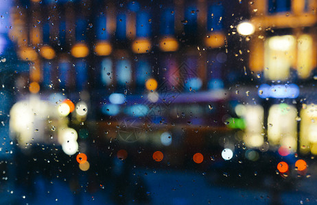伦敦街道雨情绪忧郁的抽象背景与散焦的灯光景在英国伦敦窗玻璃的雨滴后面由于景深较浅专注于几滴在英国伦敦散焦的灯光景情感忧郁抽象背景在窗玻璃的背景