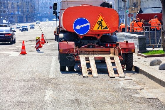 交货站立巷道一辆老旧的低平台拖车被搭上一辆旧卡车停在一条公路上A工人小组正在积极工作行进在市街的人道上一辆旧的运水车后面保险箱旁图片