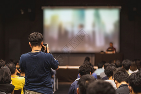 摄影师拍亚洲发言者在研讨会议室或教育和讲习班协理开办业务概念的讲演阶段发言亚洲演讲人照片的后视景教育与讲习班联合启动业务概念曼谷图片