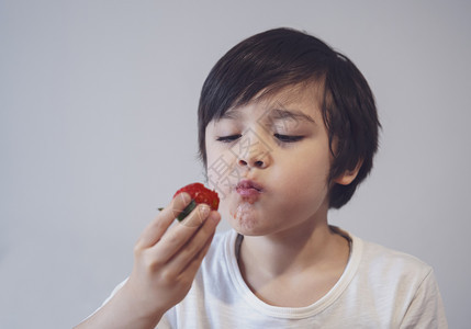 儿童吃草莓图片