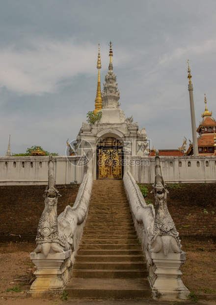 神圣天堂南邦向在楠省WatPratuPong的LampangWatPong的佛教寺庙致敬方式在拉纳和缅甸掸族风格混合建造的美丽寺图片