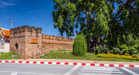 古董兰纳塔ThhaPhaeGate清迈门旧城市和MaatChangMaiGate街古城墙是泰国北部清迈蓝天的主要旅游景点图片