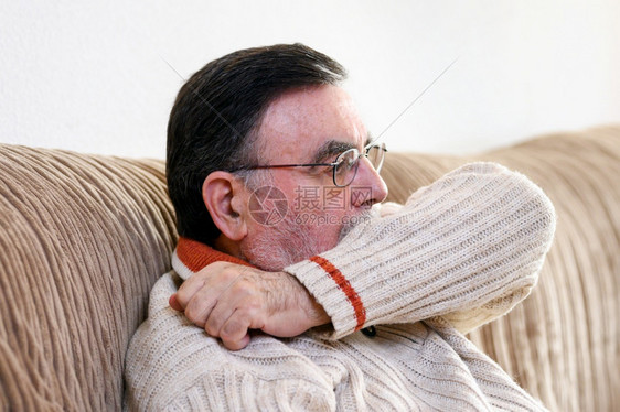 老人打喷嚏咳嗽到袖子或肘部以防止传播Covid19Corona生的老人患有流感打喷嚏用手臂遮住鼻子嘴巴老人打喷嚏咳嗽到袖子或肘部图片