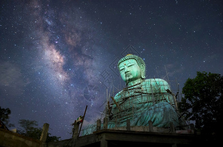 真实的宗教大佛像盛和夜空中鲜奶状的天体通常非正式地用在日本名词中蓝邦省万满县MaeTha区黄昏大佛天空鲜奶般的上一种图片