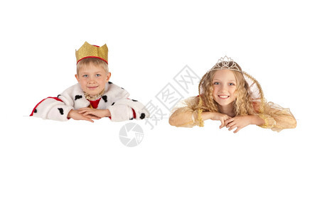 诺维科夫人们在国王和皇后服装中笑可爱的男孩女拿着牌子的女王礼服红色图片