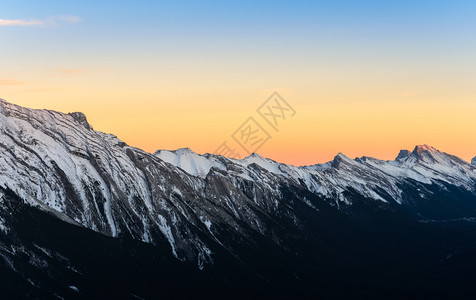 冰川加拿大人艾伯塔州班夫公园的雪冠加拿大落基山脉日景色来自BanffGondolaSulfhurMoustain橙图片