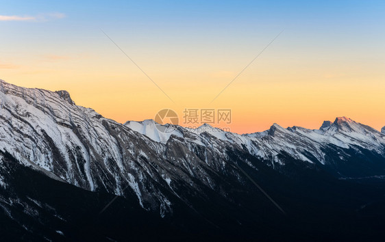 冰川加拿大人艾伯塔州班夫公园的雪冠加拿大落基山脉日景色来自BanffGondolaSulfhurMoustain橙图片