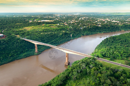 照片阿根廷人光束TancredoNeves大桥的空中景象通称为博爱桥经伊瓜苏河边界连接巴西和阿根廷后面是城市Iguazu港后面是图片