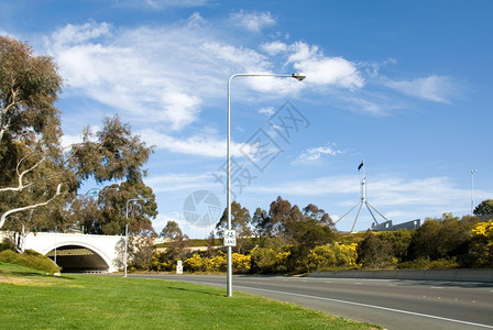 在澳大利亚堪培拉议会大厦附近一条小路上的短隧道下灯杆首都开幕式图片