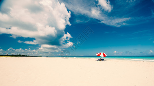 阳光明媚的白色沙滩美景图片