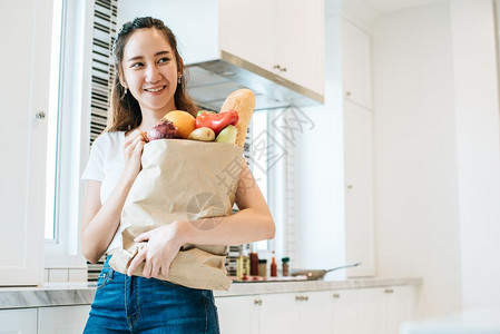 在超市购物后拥有大量烹饪料材的亚洲美容女以及生活方式概念与人们在超市购物后的生活方式概念单身女主题的食物和膳快乐健康制造配料图片