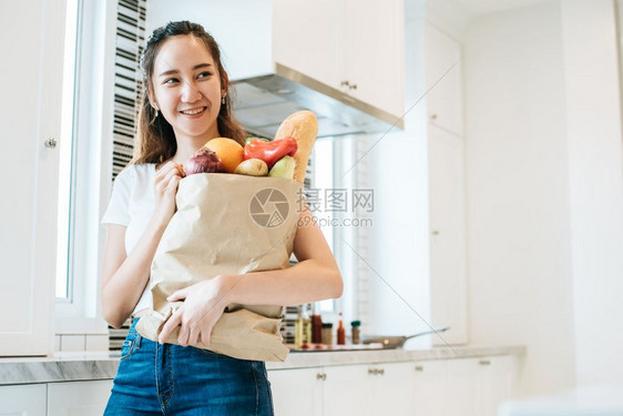 在超市购物后拥有大量烹饪料材的亚洲美容女以及生活方式概念与人们在超市购物后的生活方式概念单身女主题的食物和膳快乐健康制造配料图片