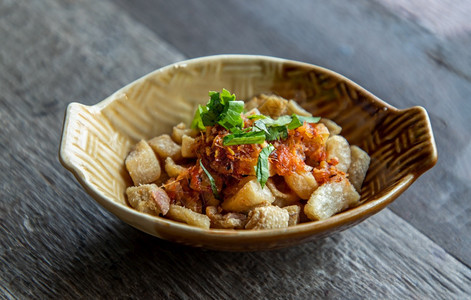 猪肉从熏或烤中挤出在陶瓷碗中用辣味酱汁调料这是美味的开胃菜可口木制的香图片