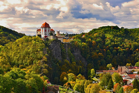 屋捷克塔亚河ThayaChatoau上方有美丽的秋天风景包括河流城堡和蓝天空以及云和太阳VranovnadDyjiVranov弗图片