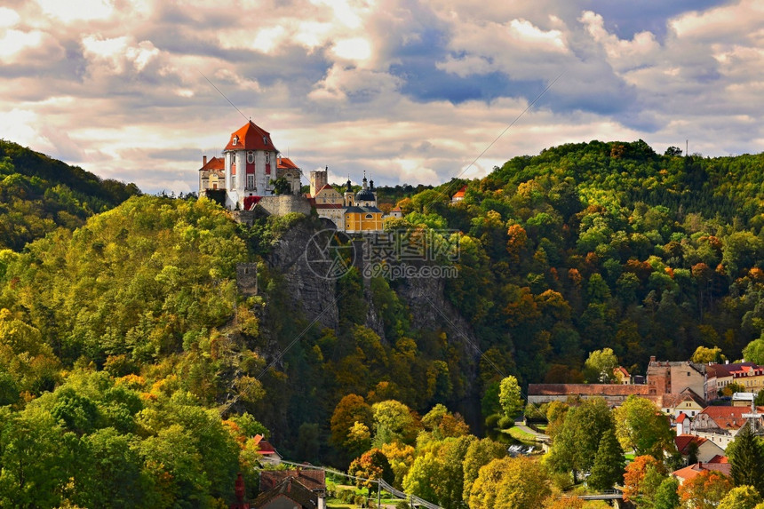 屋捷克塔亚河ThayaChatoau上方有美丽的秋天风景包括河流城堡和蓝天空以及云和太阳VranovnadDyjiVranov弗图片