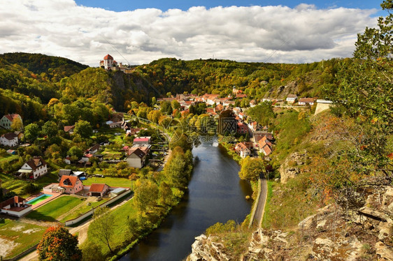 捷克语塔亚河ThayaChatoau上方有美丽的秋天风景包括河流城堡和蓝天空以及云和太阳VranovnadDyjiVranov历图片