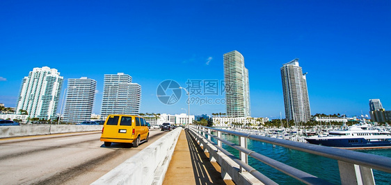 车辆市中心渠道美国佛罗里达州迈阿密桥上的出租车图片