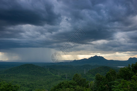 暴风雨黑色在地平线上移动的暴云雷时间流逝巨型风暴快速移动电影时间MeaMoLamPangThapeRuntors大气层自然图片