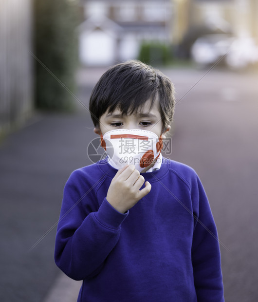 嘴身戴防污染或护面罩的婴儿混血亚裔6岁幼童天主教徒步行上学时戴着保护面罩的儿童Corona或Coronava概念组织以及第25页图片