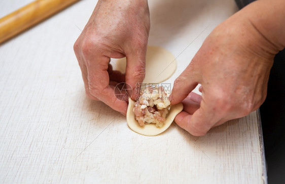 乔治亚州美味的制作Manta的过程是大多数美食中非常流行的谱类似于不同的猪肉牛羊饺子制作的过程是大多数美食中非常受欢迎的食谱类似图片