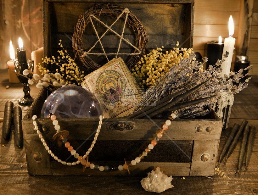 古老的箱上面有塔罗牌愈合草药和桌上的水晶球维卡埃萨托里克占卜和神秘背景以及用于神秘仪式的古代魔法物品康复威卡异教图片