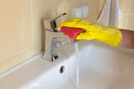 酒店使用黄色橡胶手套和粉海绵的洗手池和冲水槽用涤剂清浴池和厕所包括黄色橡胶手套和粉海绵概念家务个人卫生清洁服务轻便方法服务简单的图片