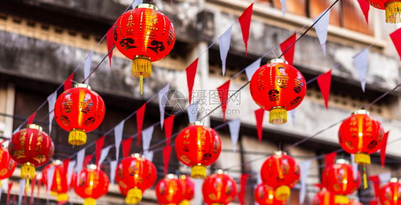 丰富多彩的佛教幸运中华圣迹国新年节红灯的装饰古艺术上面写着中文字母上帝保佑是财富祝福的赞美是泰国一个公共场所图片