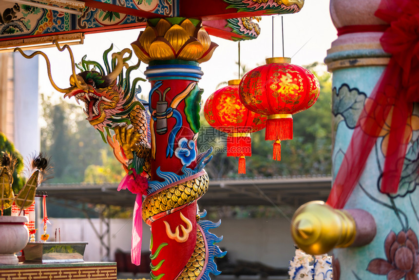 中华圣迹国新年节红灯的装饰古艺术上面写着中文字母上帝保佑是财富祝福的赞美是泰国一个公共场所文化天空节日图片