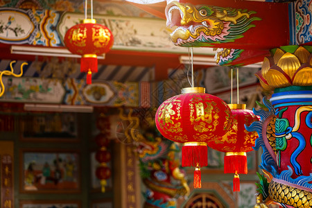 庆祝快乐的中华圣迹国新年节红灯的装饰古艺术上面写着中文字母上帝保佑是财富祝福的赞美是泰国一个公共场所寺庙图片