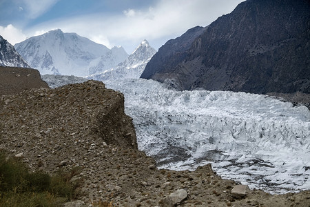 旅行巴基斯坦GojalHunzaGilgitBaltistan巴基斯坦卡拉科姆山脉的白帕苏冰川与带雾和云的积雪山对比美丽景色新鲜图片