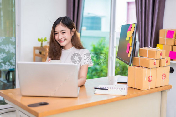 情绪她自己亚洲女在办公室商业营销和兼职概念中使用笔记本电脑和互联网时享受生活在网上购物和商业成功主题上愉快地做工作乐的心情企业家图片