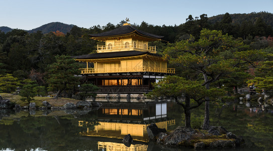 日本京都金殿寺的津阁吉目光闪烁令人惊叹的宗教湖图片