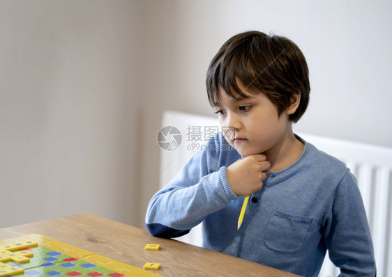 学龄前儿童习英语游戏的龄前儿童幼在家庭远程教育为留在家中做务的儿童开展新正常活动上与家长一起拼写英文字母孩子集中在家上学正做读人图片