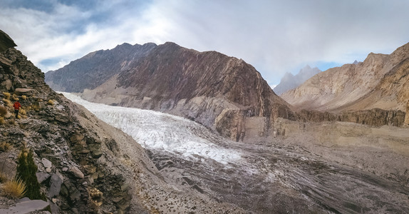 男人冒险峡谷巴基斯坦卡拉科姆山脉GojalHunzaGilgitBaltistan山周围的脉环绕着白帕苏冰川和面状岩浆的全景图片