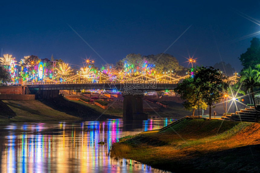 抽象的汽车建造南河上美丽的灯光晚上在奈里川大桥的宁在泰国菲特萨努洛克举行的大节和红十字年度活动图片