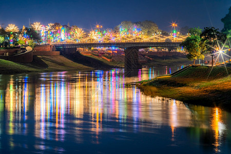南河上美丽的灯光晚上在奈里川大桥的宁在泰国菲特萨努洛克举行的大节和红十字年度活动彭世洛速度建造图片