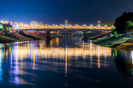 南河上美丽的灯光晚上在奈里川大桥的宁在泰国菲特萨努洛克举行的大节和红十字年度活动快速地大都会建筑学图片