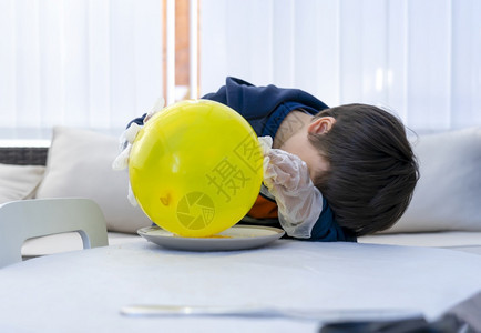 学前班孩子把气球压在干甘油晶体板上面学校孩子做科项目实验伽拉汀和静电充气球科学实验概念家庭教育学龄前儿童电磁图片