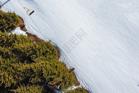 采取吉尔斯坦TerskeyAlatoo山天相卡拉科尔的TerskeyAlato山TianShanKarakol的滑雪基地上空山脉图片